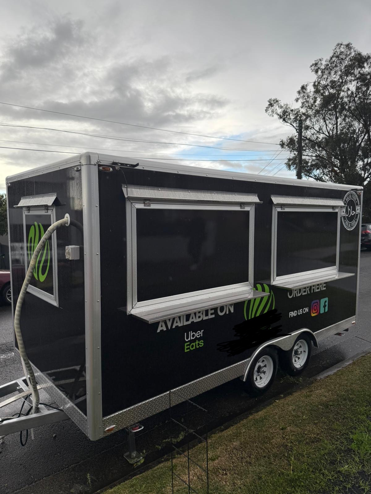 Dadoun halal food trailer serving side